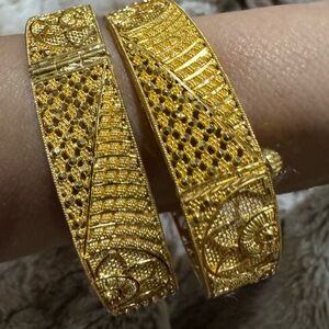 22K Solid YG Hinged Bangle Bracelet 23.2g Engraved Floral Middle Eastern